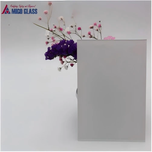 सफ़ेद रंग से रंगा हुआ ग्रीनहाउस ग्लास